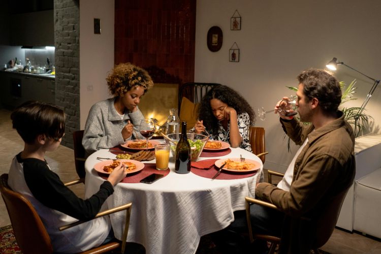 A stressed family at dinner.