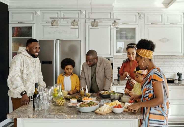 A family preparing dinner together.