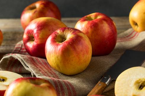 Apples sitting on a towel.