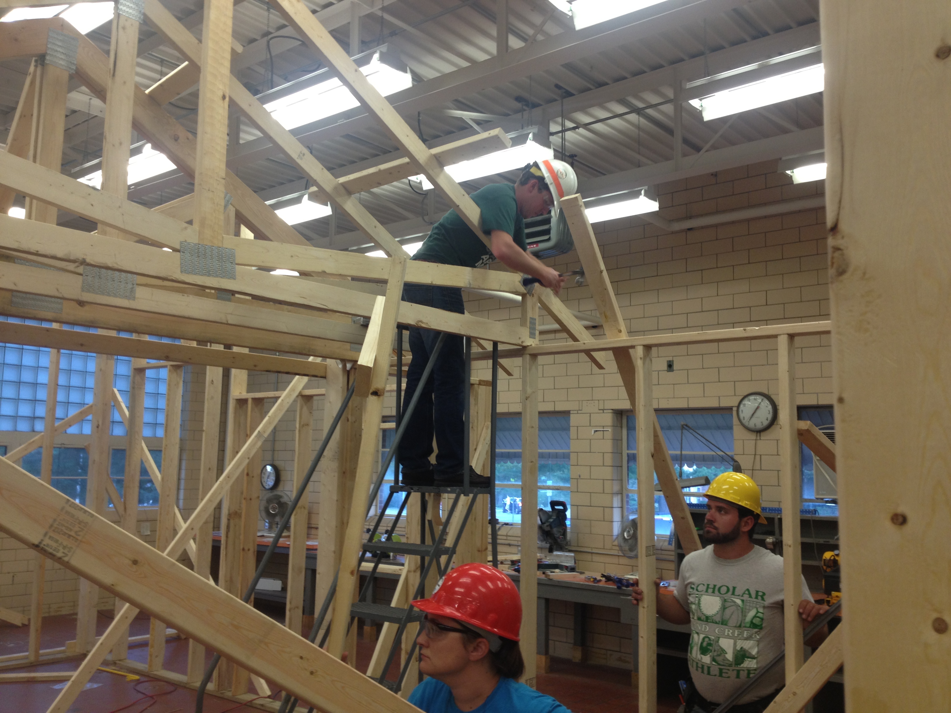 Studentsputtingupframe_CMLab_SPDC_041219.JPG